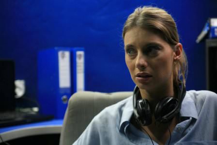 Çakallara dans ettiren çakı gibi bir kız!