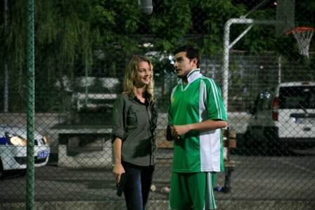 Çakallara dans ettiren çakı gibi bir kız!