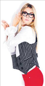 Çakallara dans ettiren çakı gibi bir kız!