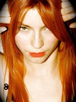 Ayşegül'ün güzellik sırrı; Kırmızı ruj