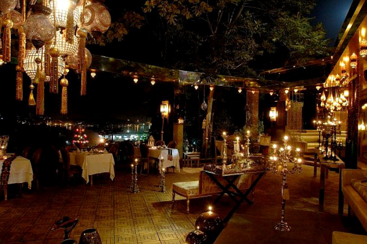 Akaretler, dümeni sanat ve eğlenceye kırdı