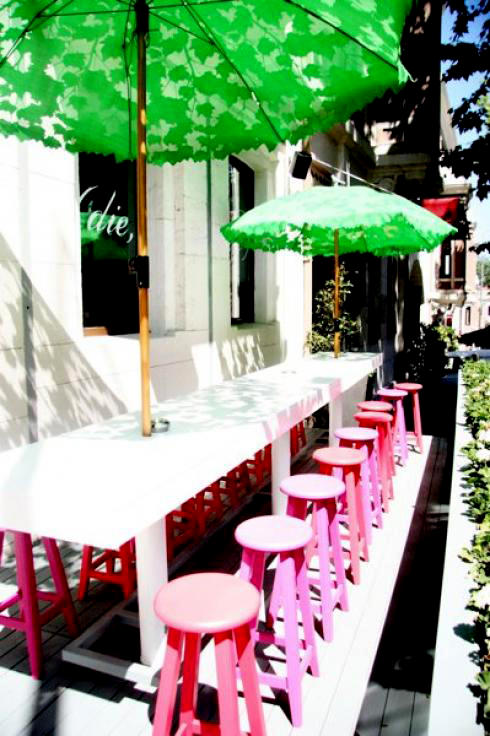 Akaretler, dümeni sanat ve eğlenceye kırdı