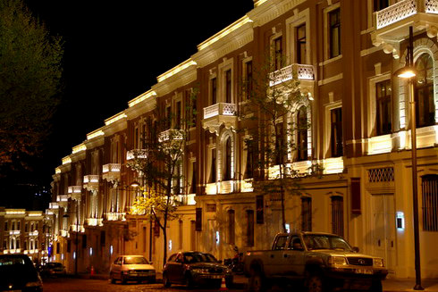 Akaretler, dümeni sanat ve eğlenceye kırdı