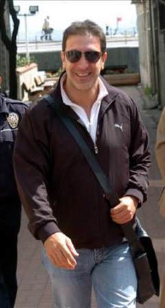 Cem Özer'i seviyor muyuz?