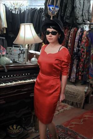 Şöhretlerin eskicisi, dönem dizilerinin kostüm tedarikçisi