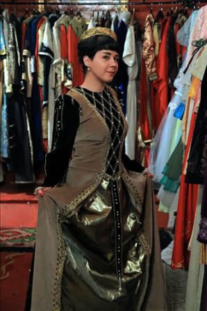 Şöhretlerin eskicisi, dönem dizilerinin kostüm tedarikçisi