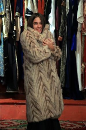 Şöhretlerin eskicisi, dönem dizilerinin kostüm tedarikçisi