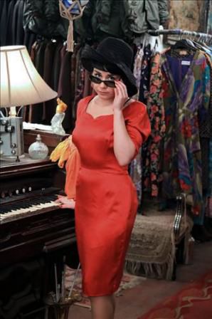 Şöhretlerin eskicisi, dönem dizilerinin kostüm tedarikçisi