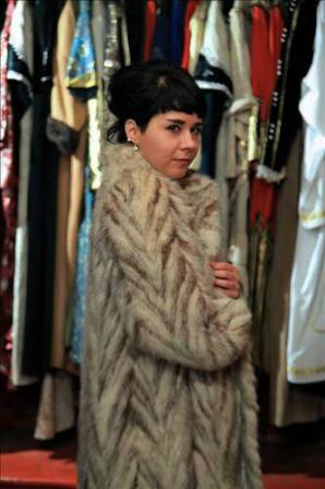 Şöhretlerin eskicisi, dönem dizilerinin kostüm tedarikçisi