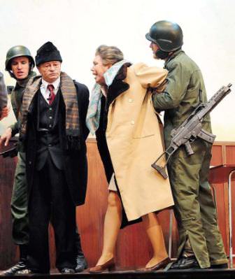 Diktatörlerin kadınları