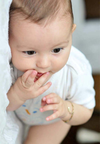 Miniğiniz neden her şeyi ağzına götürüyor?