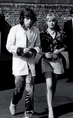 Stil ikonu Alexa Chung