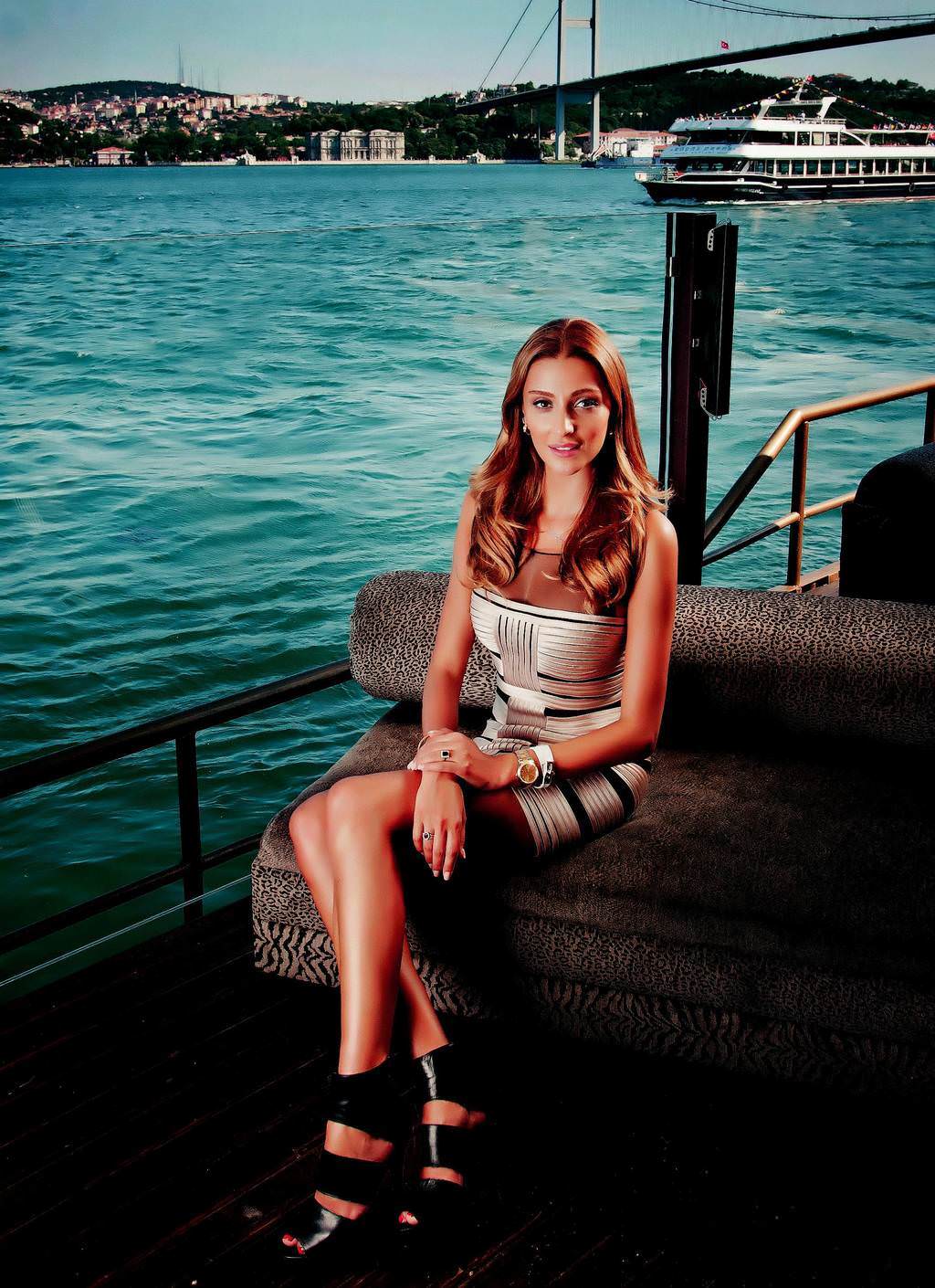 Özge Ulusoy : "Akıllı kadından kaçan erkek aptaldır"