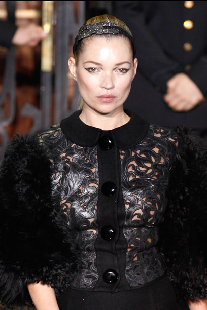 Tepede topuz, yüzü daha genç gösteriyor