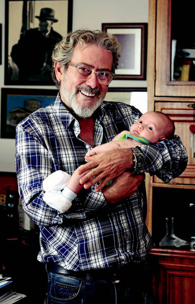 Uğurkan Erez ve torunu