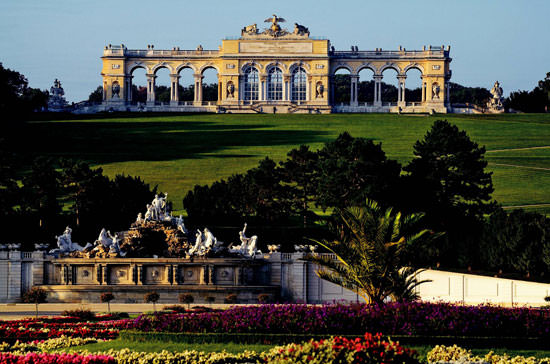 Tahtın ve tacın pırıltısı altında alışveriş