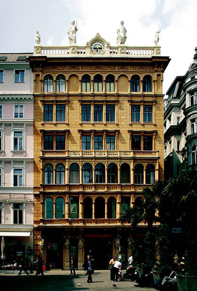 Tahtın ve tacın pırıltısı altında alışveriş