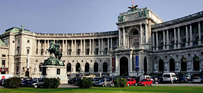 Tahtın ve tacın pırıltısı altında alışveriş