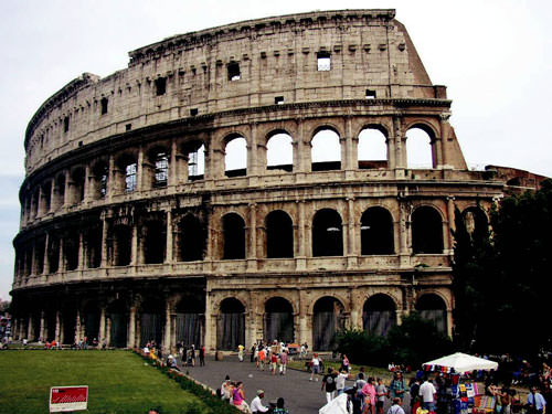 Tahtın ve tacın pırıltısı altında alışveriş