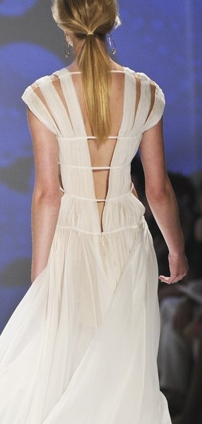 Sırt dekoltenizi konuşturun!