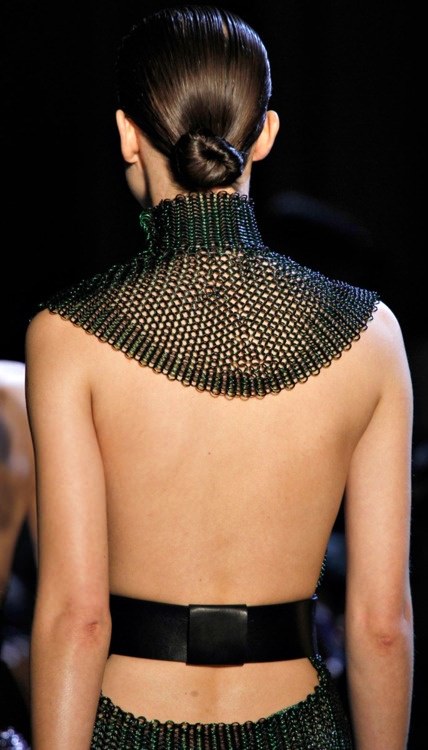 Sırt dekoltenizi konuşturun!