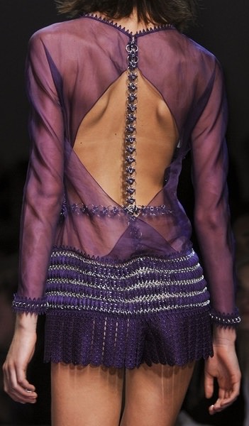 Sırt dekoltenizi konuşturun!