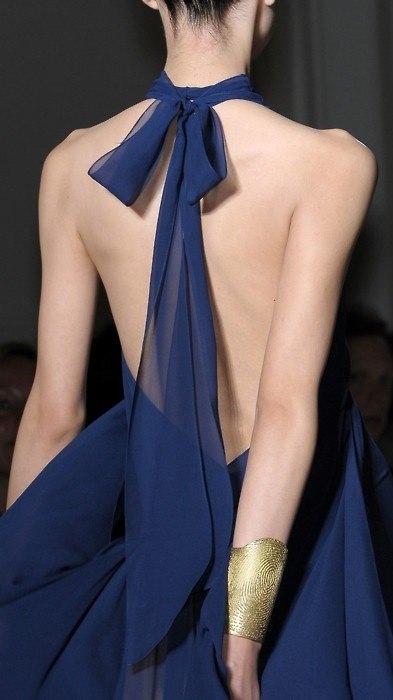 Sırt dekoltenizi konuşturun!