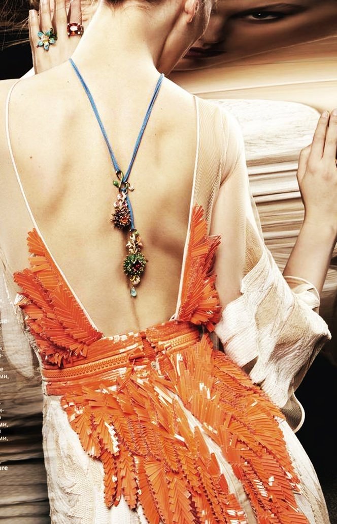 Sırt dekoltenizi konuşturun!