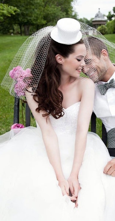 Düğünlerde duvak yerine şapka