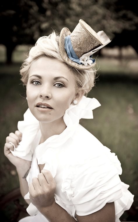 Düğünlerde duvak yerine şapka