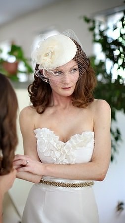 Düğünlerde duvak yerine şapka