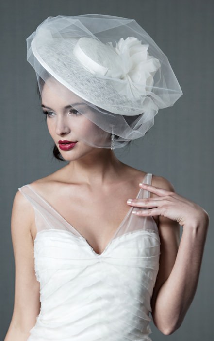 Düğünlerde duvak yerine şapka