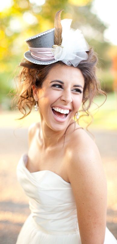 Düğünlerde duvak yerine şapka