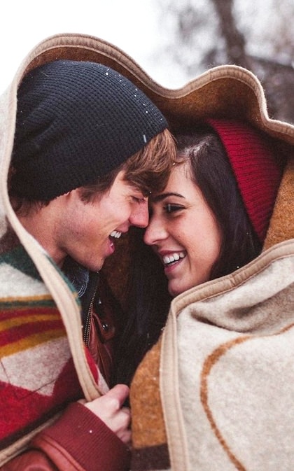 Burcu onu ele veriyor