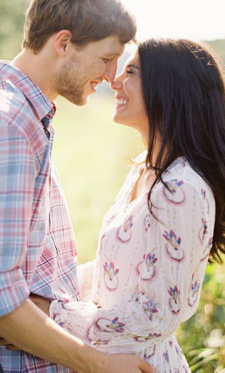 Burcu onu ele veriyor