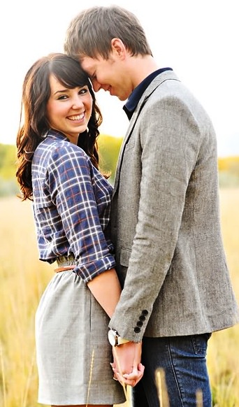 Burcu onu ele veriyor