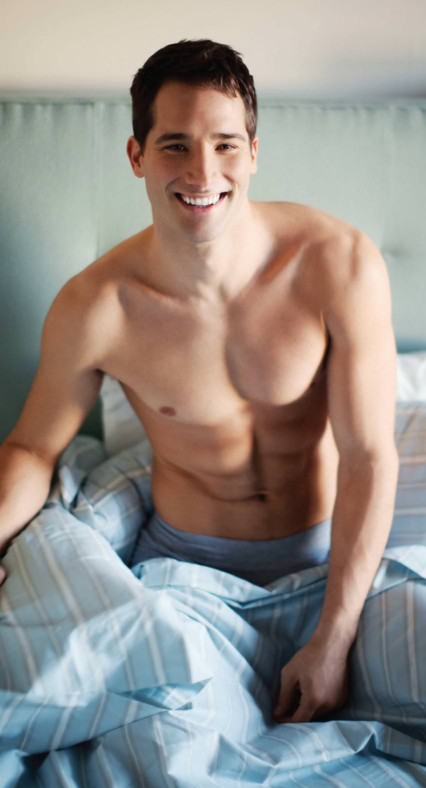 Burcu onu ele veriyor