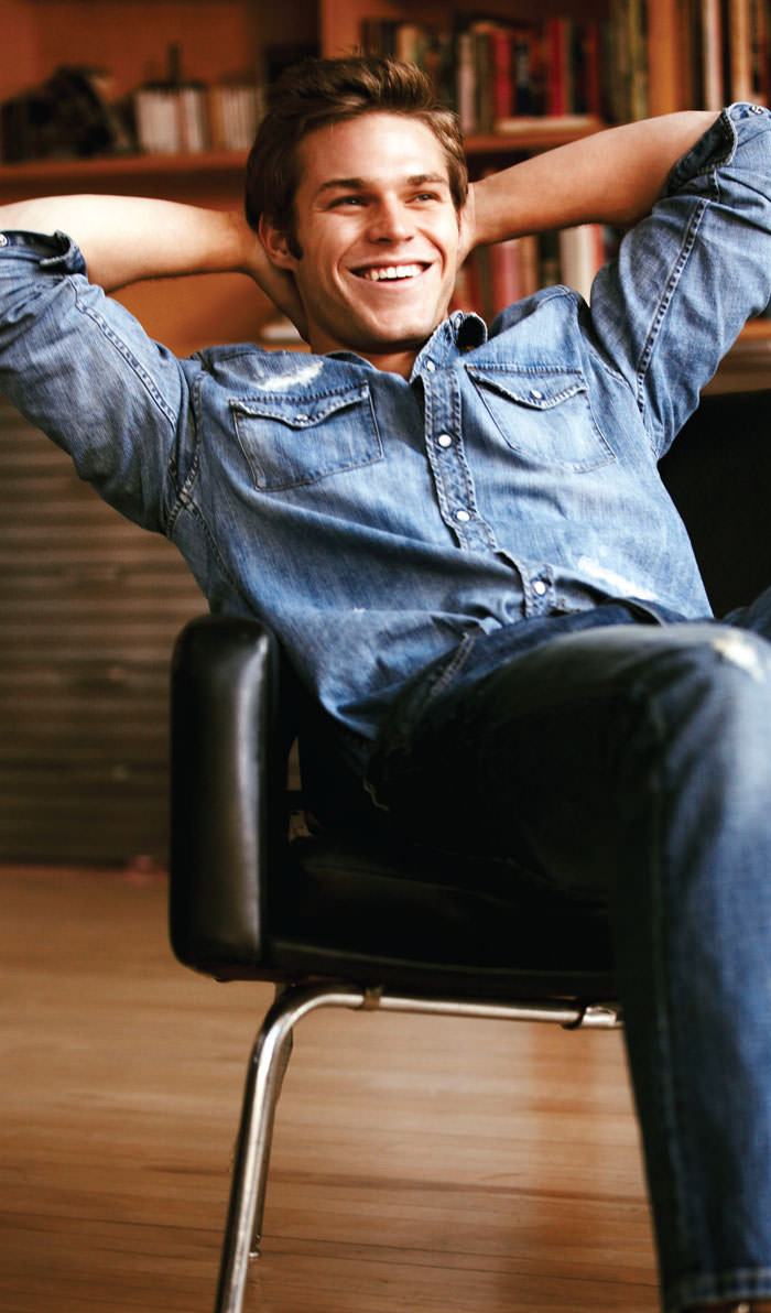 Burcu onu ele veriyor