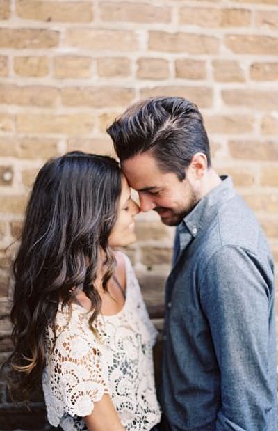 Burcu onu ele veriyor