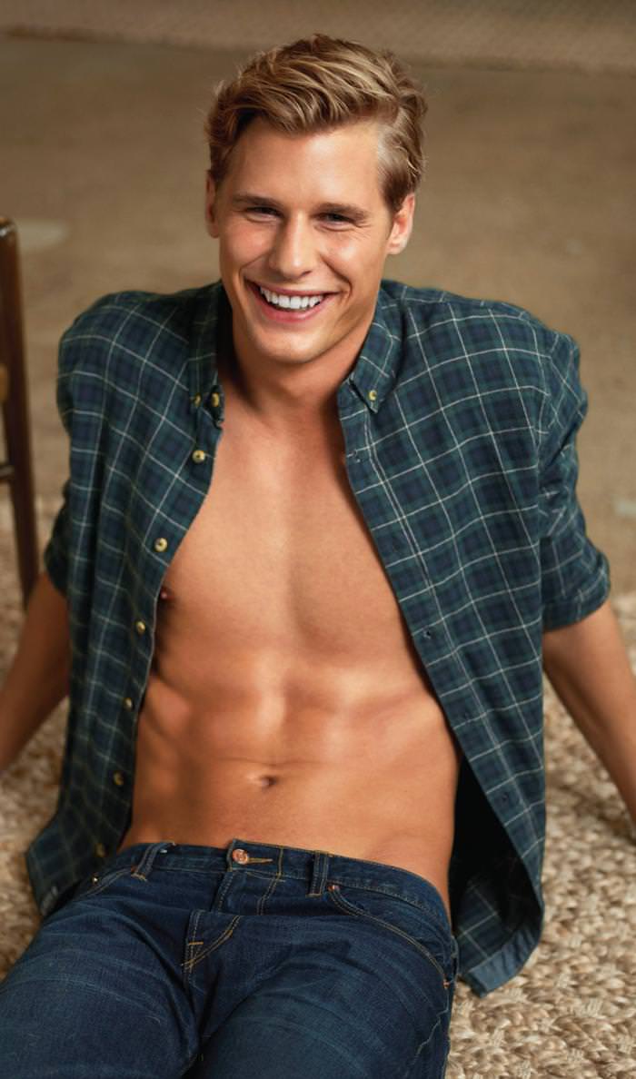 Burcu onu ele veriyor