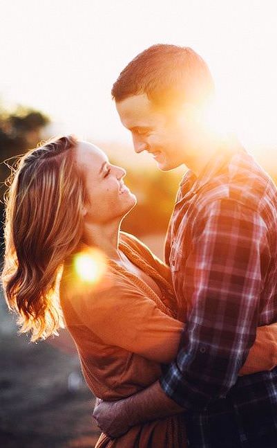 Burcu onu ele veriyor