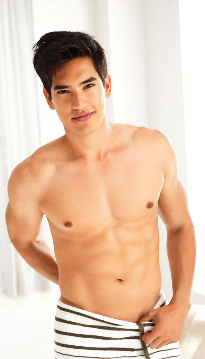 Burcu onu ele veriyor