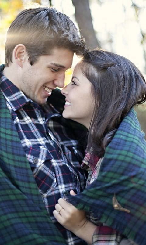 Burcu onu ele veriyor