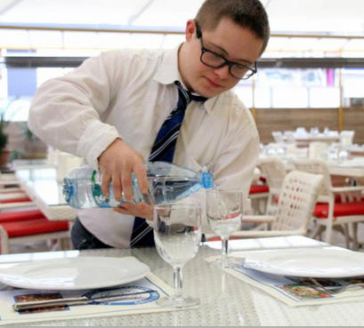 Down sendromlu Kaan, ailesini geçindiriyor