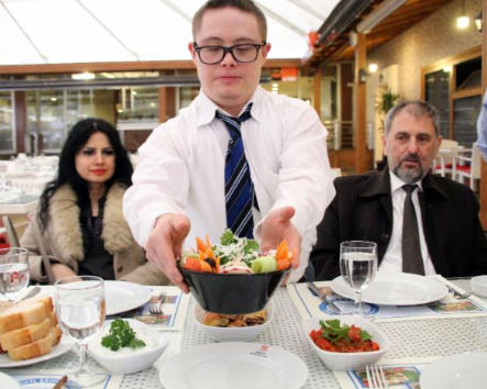 Down sendromlu Kaan, ailesini geçindiriyor