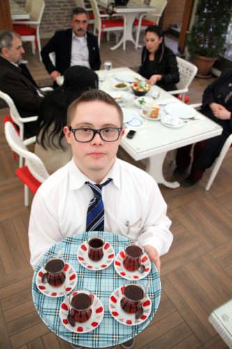 Down sendromlu Kaan, ailesini geçindiriyor