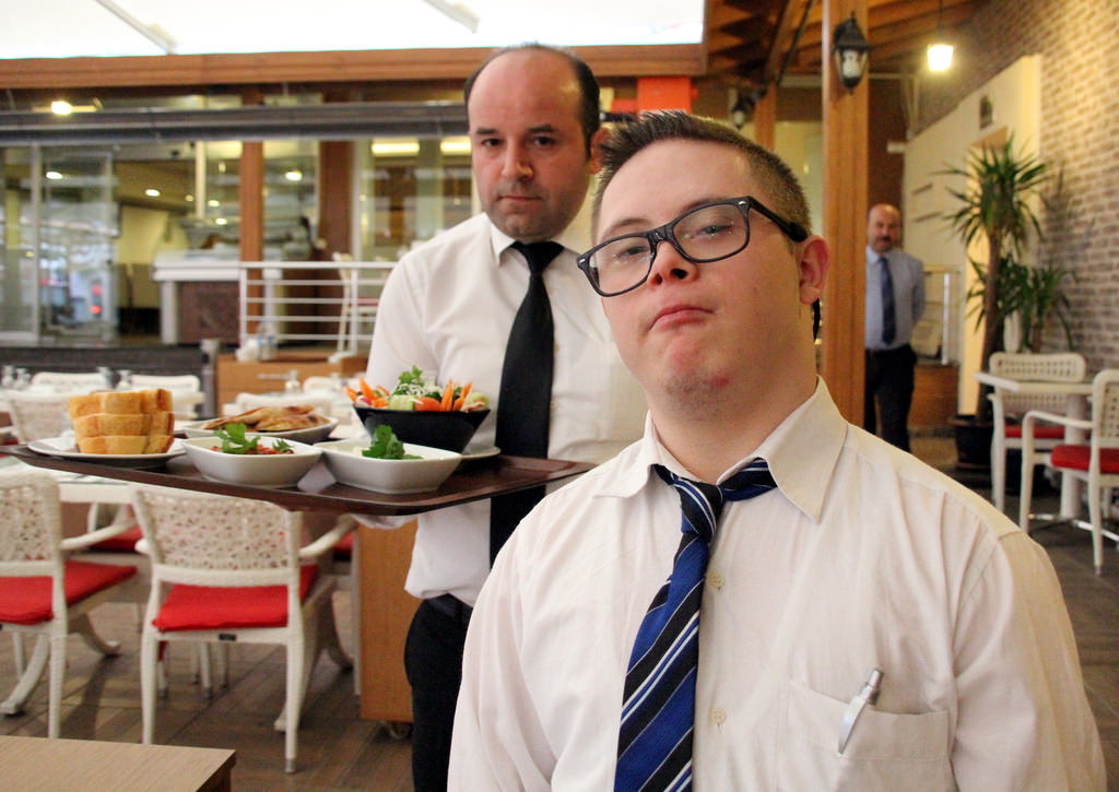 Down sendromlu Kaan, ailesini geçindiriyor