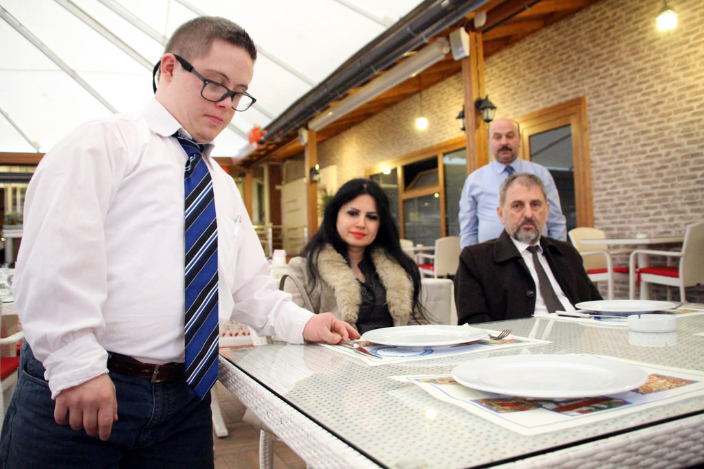 Down sendromlu Kaan, ailesini geçindiriyor