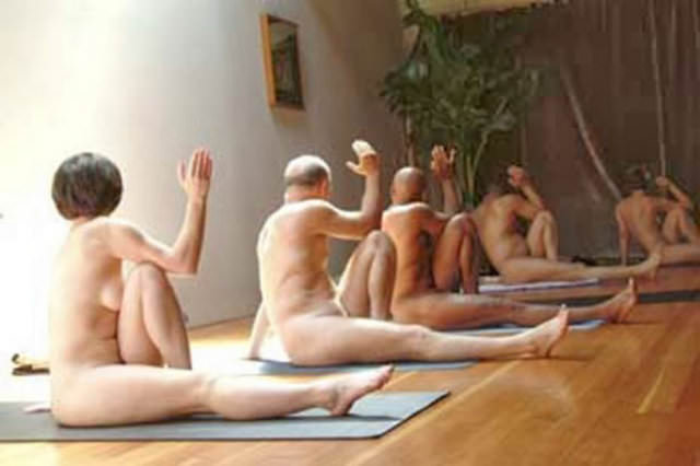 Dünyada çıplak yoga modası