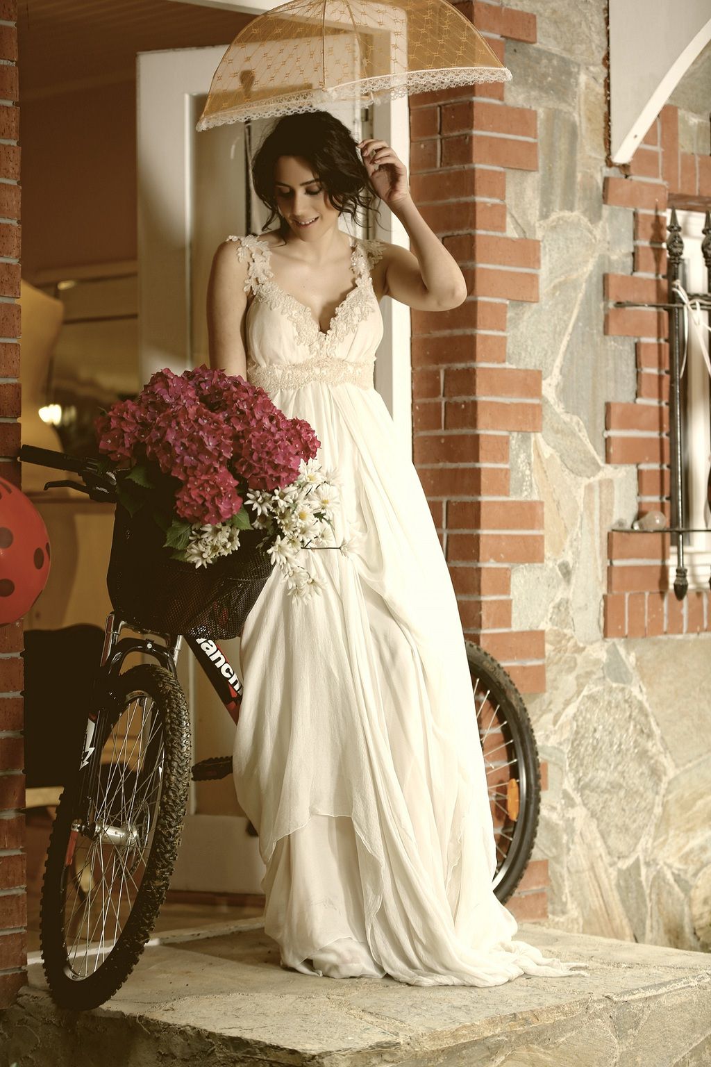 Akay ile bu yaz gelinlikler rengarenk